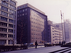 本社が置かれた大手町・三菱金属ビル（中央）。1962年に右隣の東京海上ビル別館に本社移転