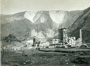 1963年、山元で東谷工場がセメント生産を開始（後方が第１・第２グローリーホール）