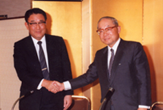 1990年4月の合併発表記者会見の様子 左：三菱金属永野健社長（当時）右：三菱鉱業セメント藤村正哉社長（当時）