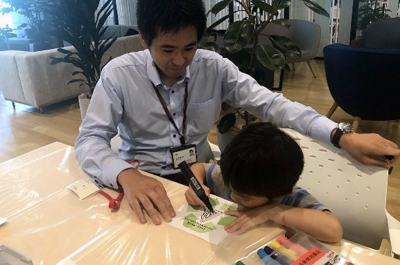 Parents and children write a support message