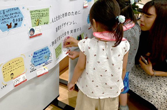 Child attaches her support messages to the message sheet