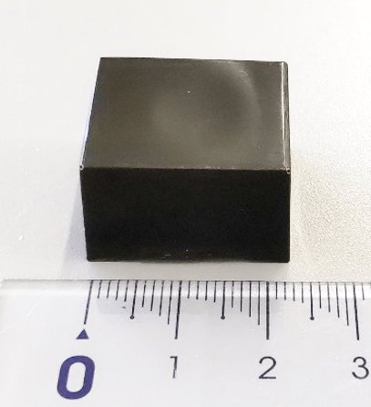 NITRBLACK® UB-2を使用してUV硬化させた樹脂（厚さ1cm）
