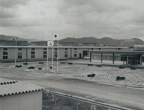 1973年竣工した事務棟および工場建屋