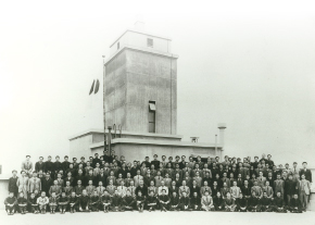 1939年、大宮移転完了時の記念集合写真（本館屋上にて）