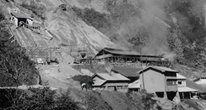 創業時の生川工場（手前）と生川鉱山（後方）