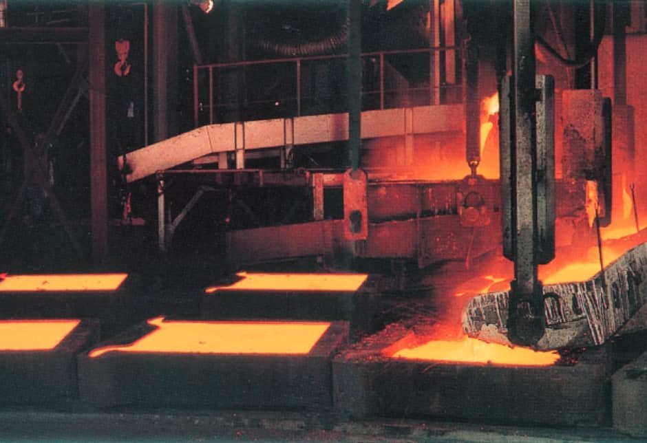 直島製錬所での銅の精製、鋳造の様子