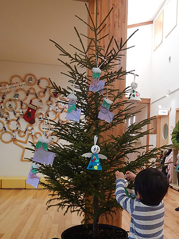 園児による飾り付けが進むクリスマスツリー