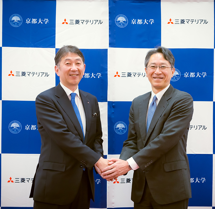 左から、髙柳喜弘 三菱マテリアル 執行役常務、<br>
立川康人 京都大学 工学研究科長