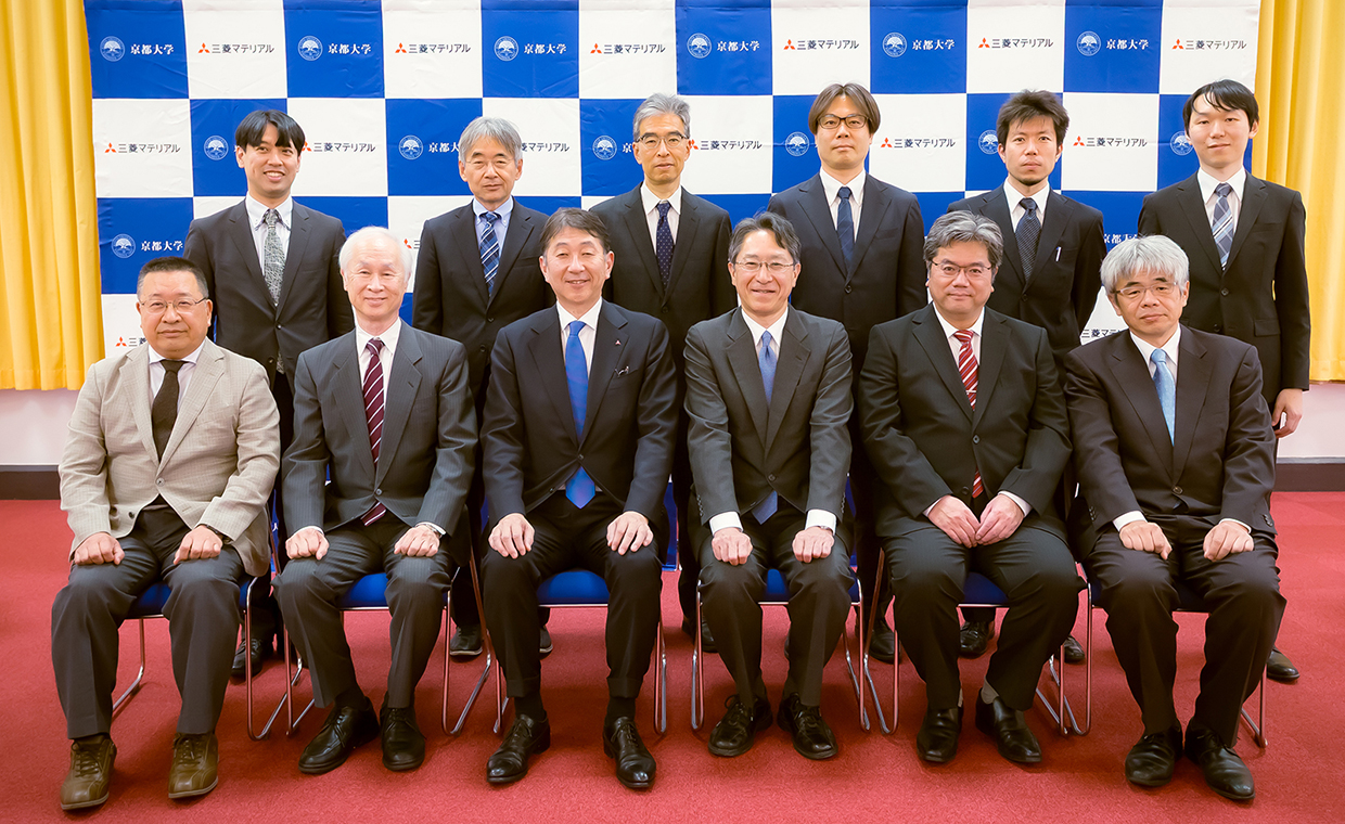 関係者一同での記念撮影