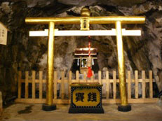 観光坑道内　黄金の鳥居と山神社