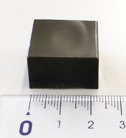 NITRBLACK UB-2を使用してUV硬化させた樹脂（厚さ1cm)