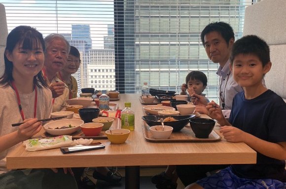 社員食堂での昼食キッズ向け特別メニューを提供