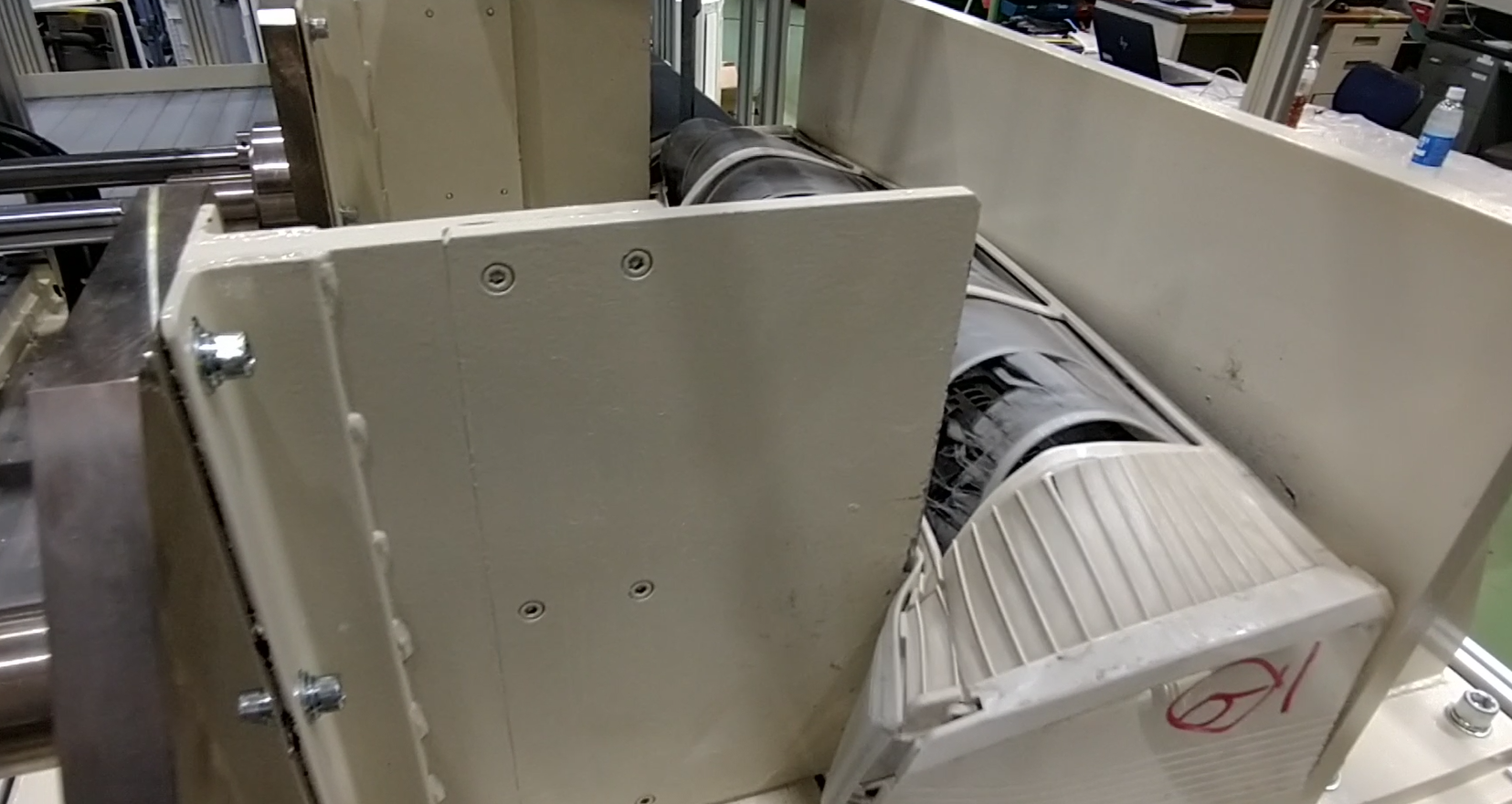 プレス治具にて解体される様子