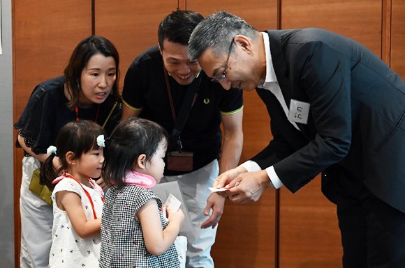 オリジナル名刺を用意し社長室で名刺交換