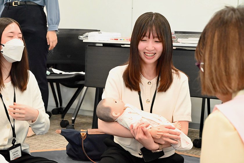 赤ちゃん人形抱っこ体験