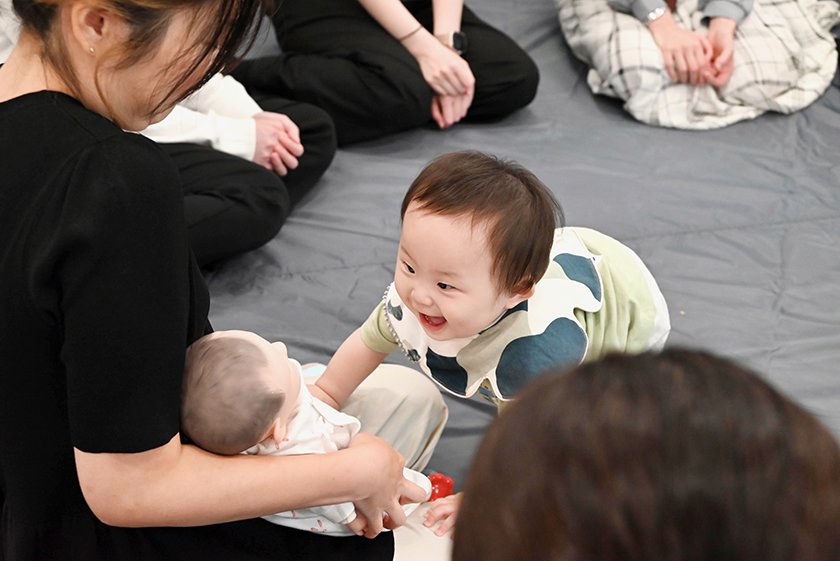 赤ちゃんも赤ちゃん人形に大興奮