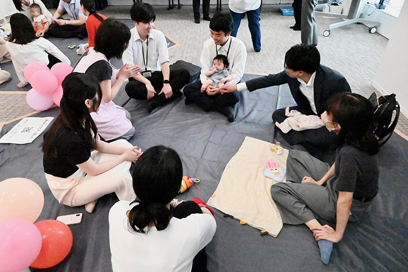 赤ちゃんや子育て中の社員との交流会2