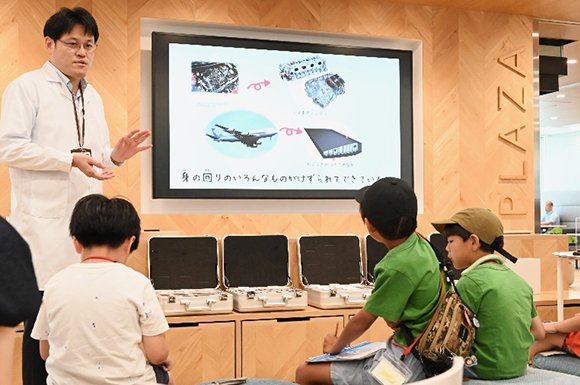 オフィスツアー、「マテリアル博士」より説明
