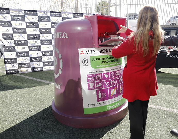 使用済み電気・電子機器を回収コンテナに投入する様子