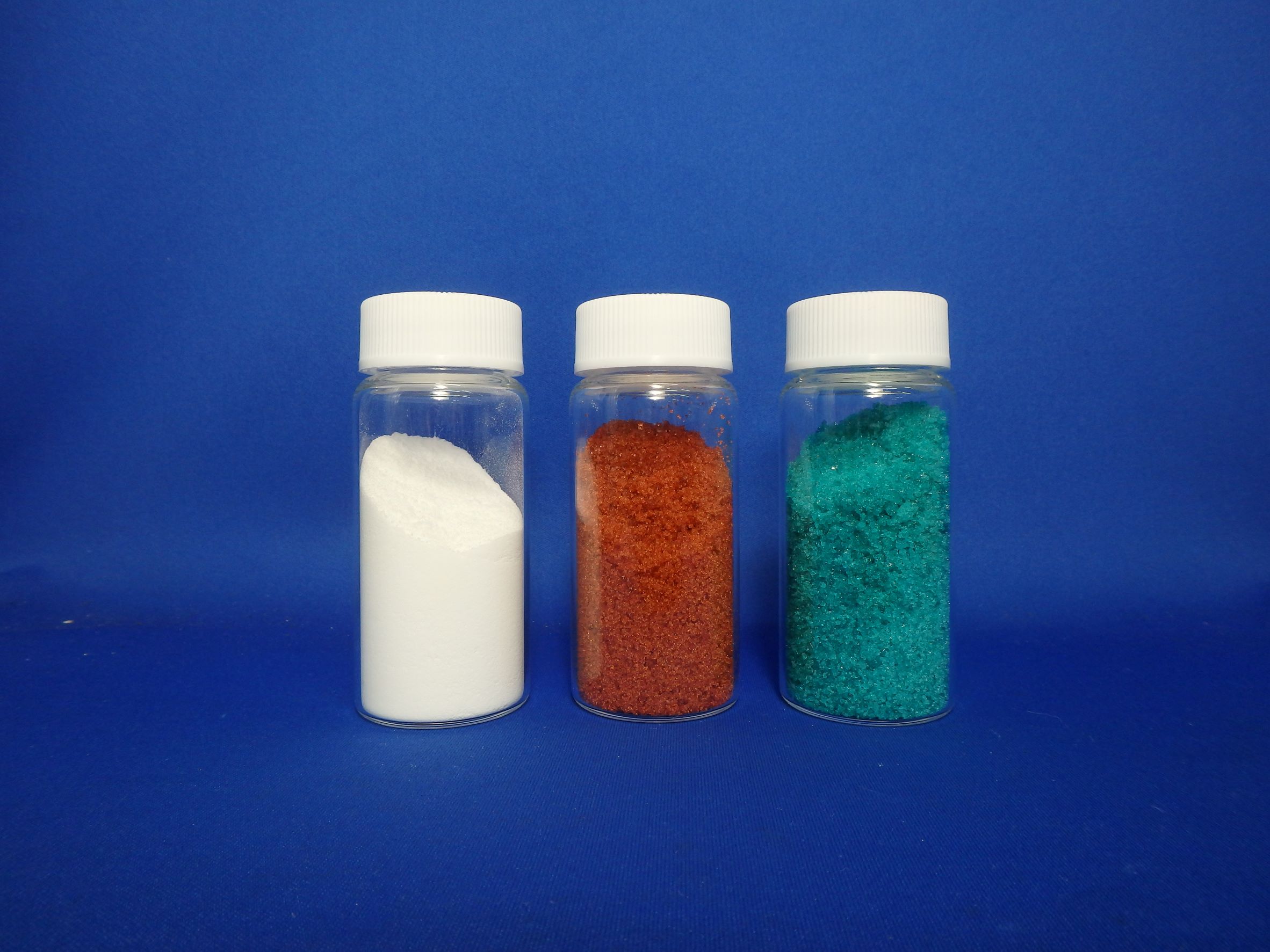 製品：左から炭酸リチウム、硫酸コバルト、硫酸ニッケル