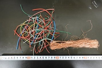 湿式剥離法による剥離後の銅線と被覆材