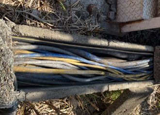 線路脇に敷設されている信号ケーブル