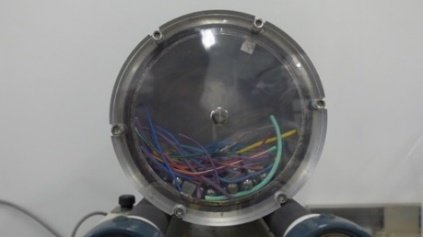 有機溶媒によって膨潤した電線剥離の様子