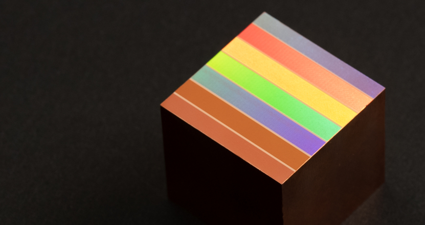 金属本来の光沢色に構造色が掛け合わさる発色｜金属構造色｜三菱マテリアルの新規事業創出ブランド［SU］プロジェクト紹介